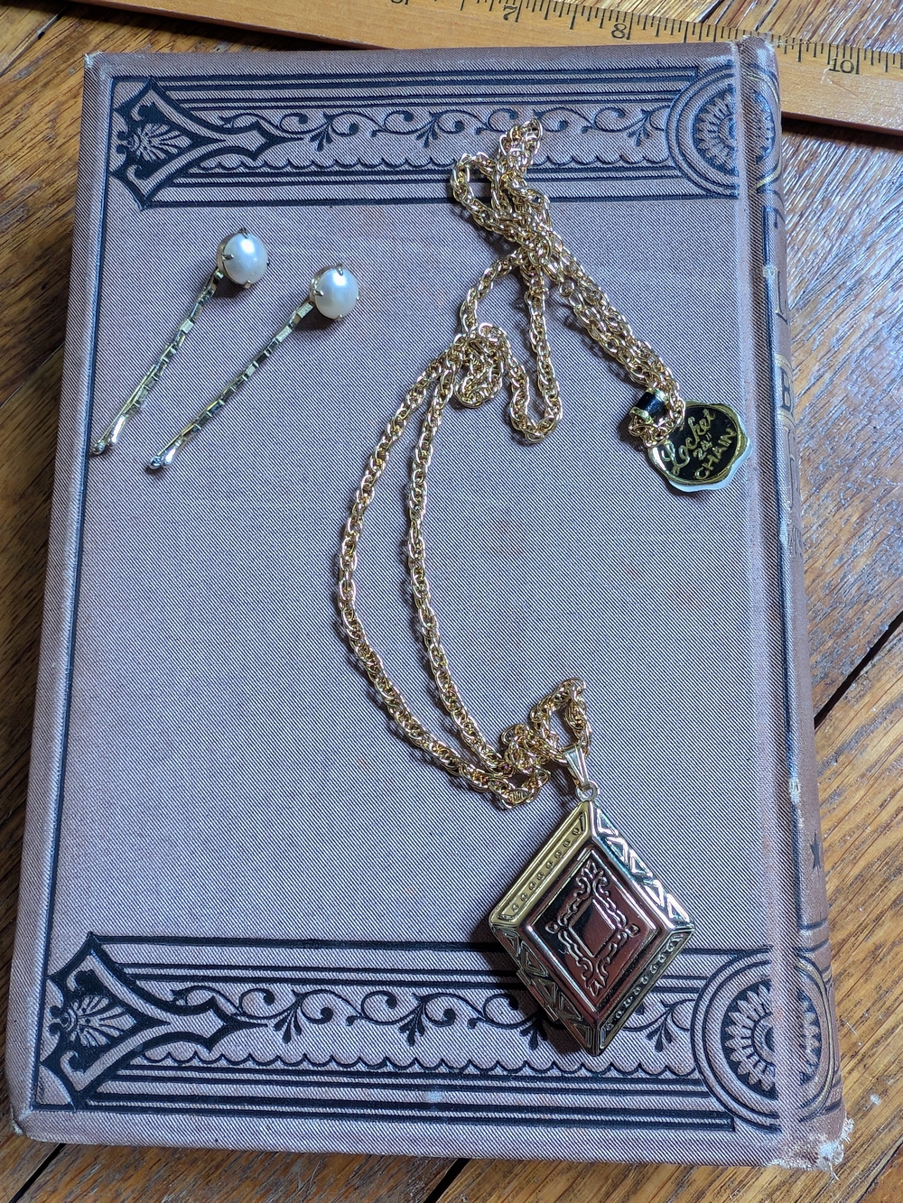 Vintage Gold-Tone Locket Pendant Necklace with Pearl Hairpins